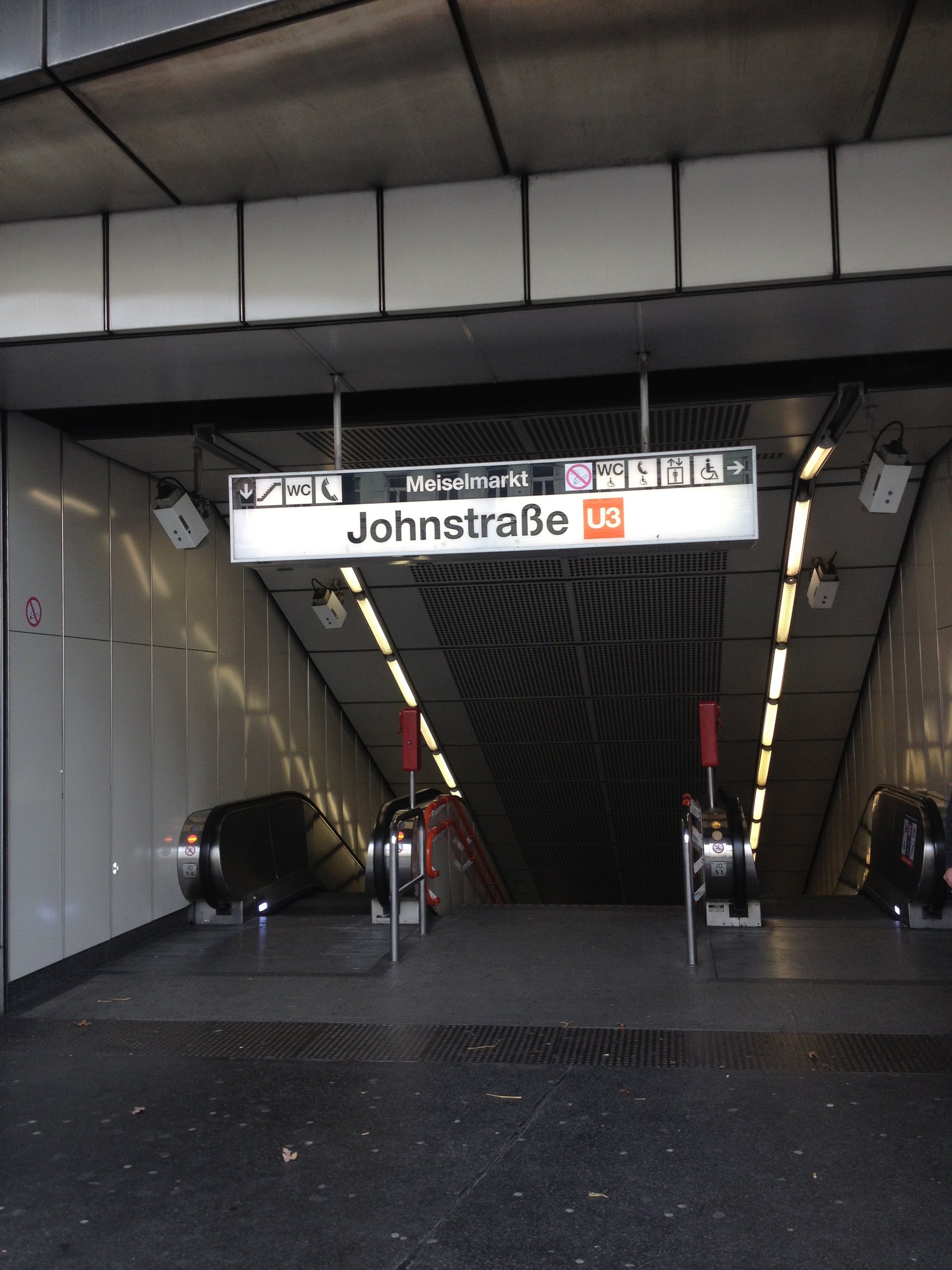 ubahn station 1150 johnstrasse